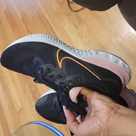 Nike - Picture 3 of 4